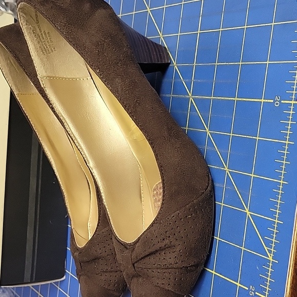 Cato Size 9 Dark Brown Suede Heels Rounded Toe Pump - Picture 5 of 8